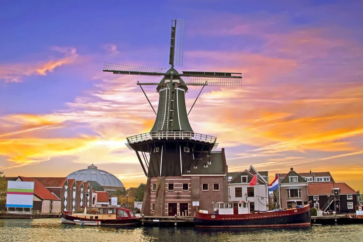 Historische Windmühle am Wasser im Abendlicht